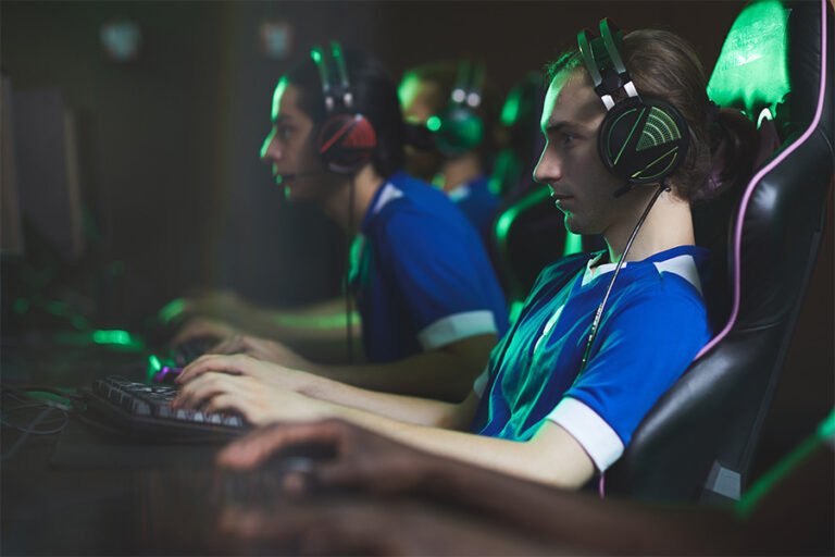 participants-of-video-game-club-4EH39CL.jpg